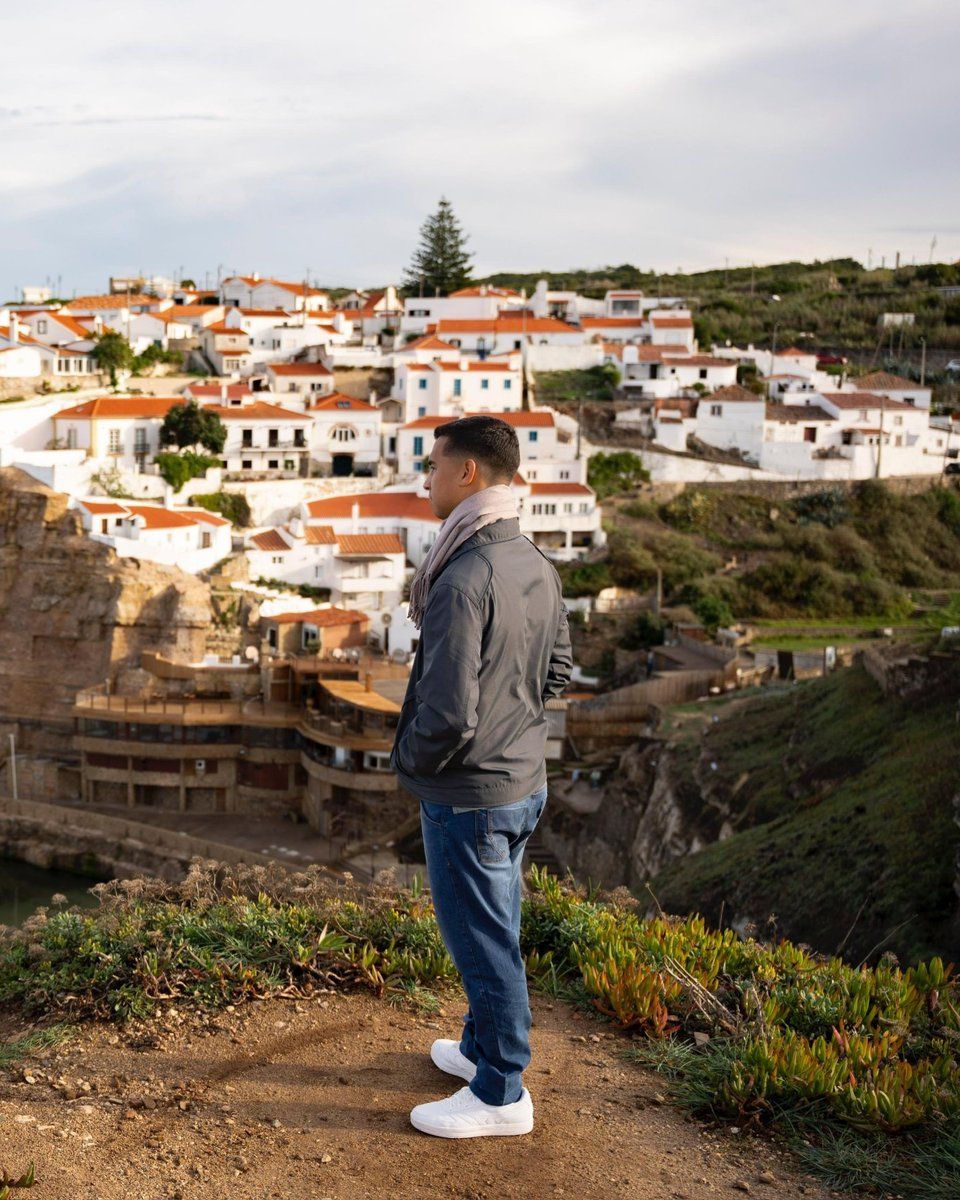 Reynaldo Marinho, CEO da Monteiro Sistemas, em um mirante sobre uma vila à beira-mar